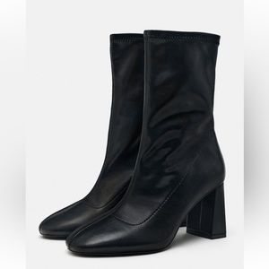 ✨SALE✨ ZARA STRETCH HEELED ANKLE BOOTS
✨SALE✨